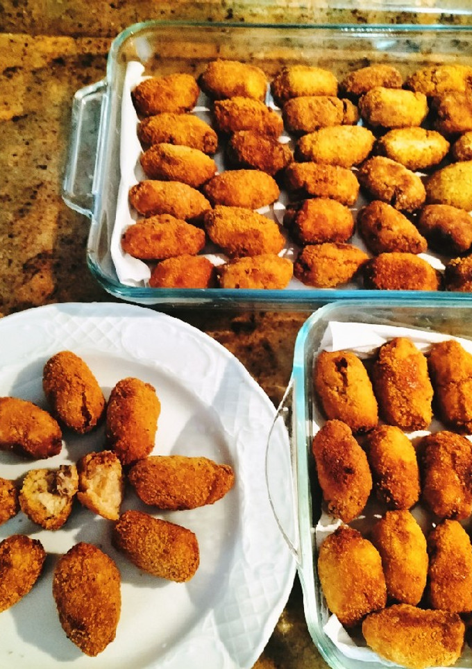 Una foto de Croquetas de atún, pasas y piñones
