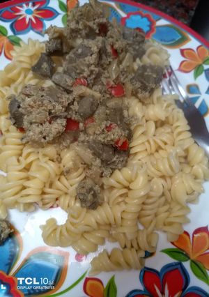Una foto de Tirabuzones con hígado salteado con cebolla, morrón y huevo