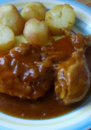 Una foto de Pollo encebollado en salsa de ketchup y coca cola