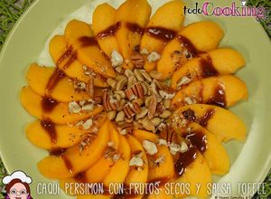 Una foto de Caqui Persimón con frutos secos y salsa de toffee