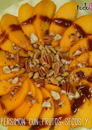 Una foto de Caqui Persimón con frutos secos y salsa de toffee