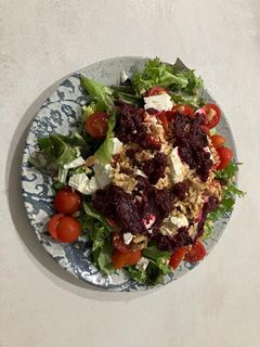 Una foto de Ensalada 🥗 con salsa de remolacha