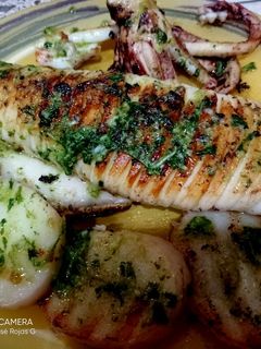 Una foto de Calamar a la plancha con patatas, en salsa Mery