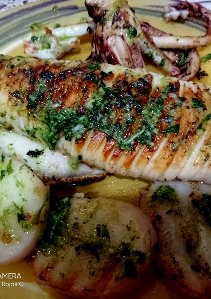 Una foto de Calamar a la plancha con patatas, en salsa Mery