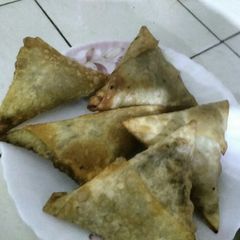 A picture of Qeemay ke samosay.
