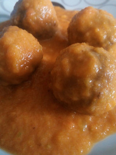 Una foto de Albóndigas con tomate y calabacín