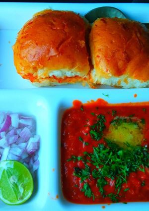 A picture of Indias famous street food Pav bhaji.