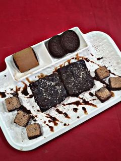 ब्राउनी विथ हॉट चॉकलेट (brownie with hot chocolate recipe in Hindi) रेसिपी मुख्य फोटो