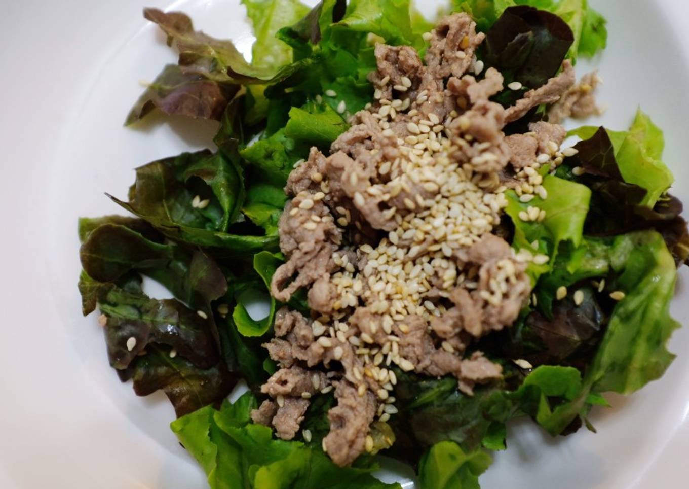 Sliced beef salad with sesame oil
