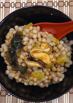Foto principal de Cuscús Perlado al Aceite de Bonito con Notas Umami de Salsa Perrins, Wakame y Mejillones