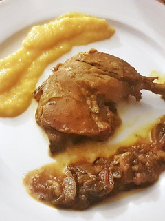 Una foto de Pollo al cava con verduras, champiñones, jengibre y cúrcuma