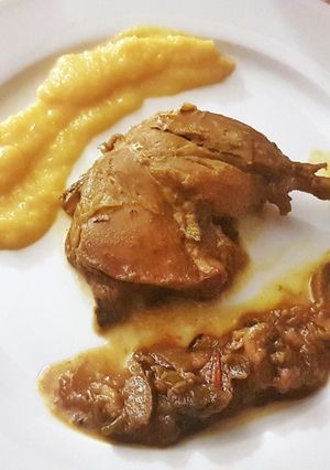 Una foto de Pollo al cava con verduras, champiñones, jengibre y cúrcuma