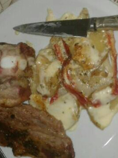 Una foto de Asado y vacío al horno con milhojas de papas y crema!!!