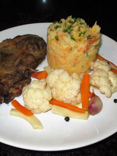 Una foto de Carne de cerdo en el horno con puré de zanahoria y patata