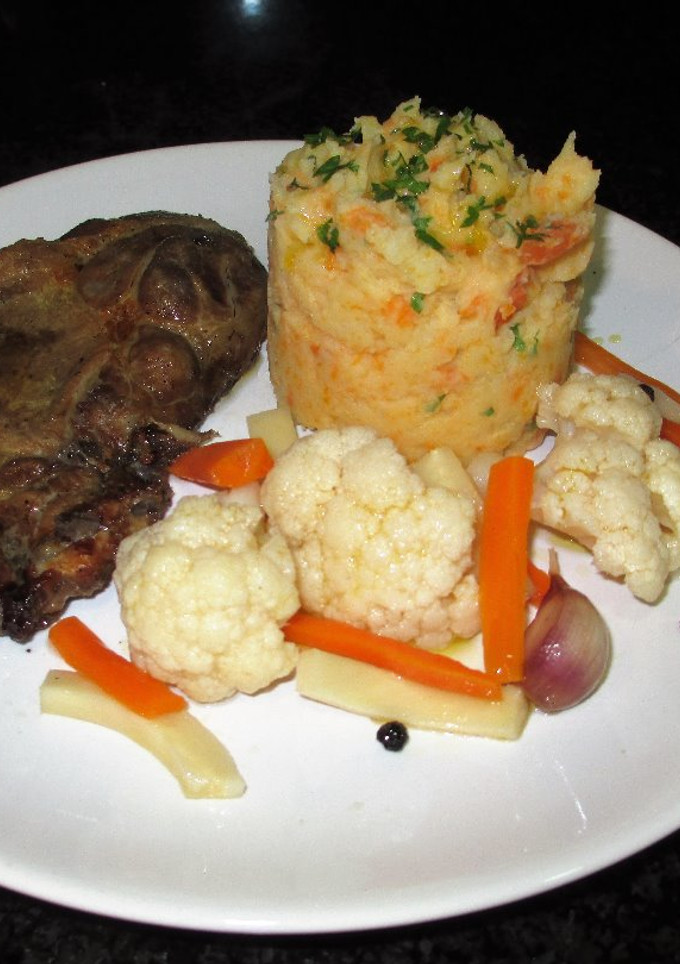 Una foto de Carne de cerdo en el horno con puré de zanahoria y patata