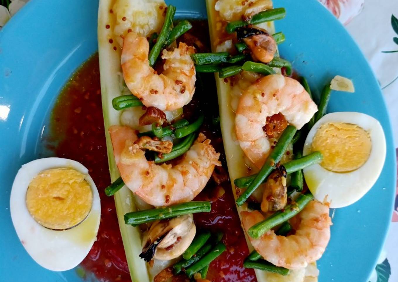Canoa de pepinos en lecho de tomate