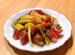 Hình của món Lạp Xưởng Xào Dưa Cải Muối Chua.