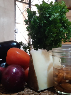 Una foto de Espaguetti con salsa de berenjena rostizada y queso de oveja