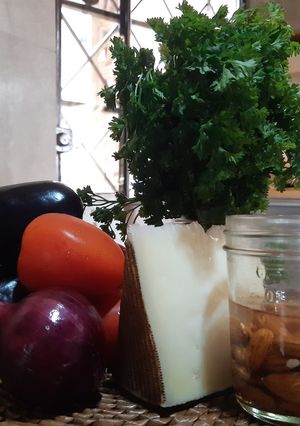 Una foto de Espaguetti con salsa de berenjena rostizada y queso de oveja
