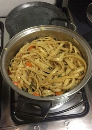 Una foto de Fettuccine con verduras teriyaki