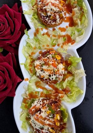A picture of Aloo tikki pizza.