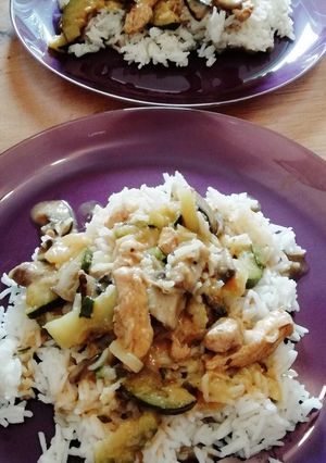 Zöldséges pulykamell kókusztejes szószban recept fotója