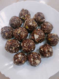 खजूर ड्रायफ्रुट्स लाडू (khajur dry fruits ladoo recipe in marathi) रेसिपी चे मुख्य फोटो 