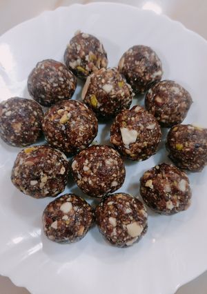खजूर ड्रायफ्रुट्स लाडू (khajur dry fruits ladoo recipe in marathi) रेसिपी चे मुख्य फोटो 