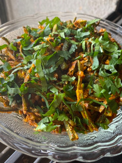 ક્રિસ્પી ભીંડી મસાલા (Crispy Bhindi Masala Recipe In Gujarati) રેસીપી મુખ્ય ફોટો