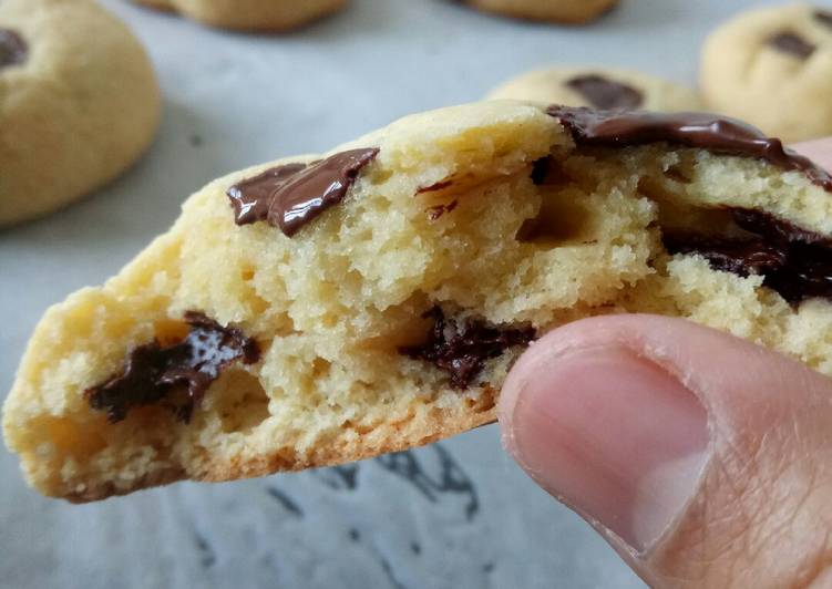 Cara Gampang Membuat Giant chocochips cookies less sugar soft &amp; cakey yang Enak