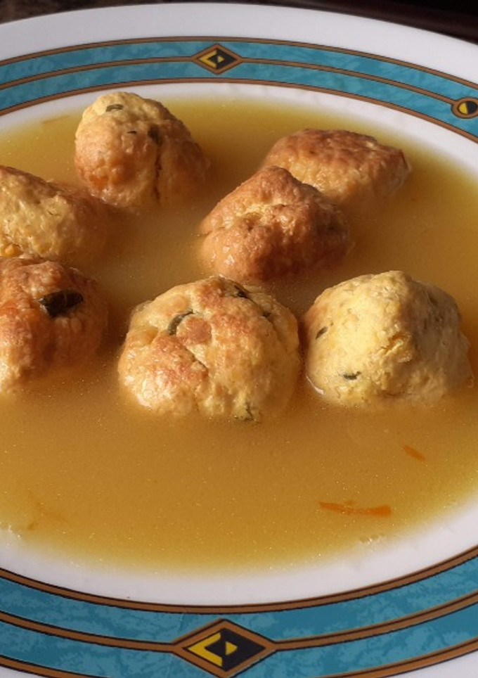 Una foto de Albóndigas de pollo con caldo