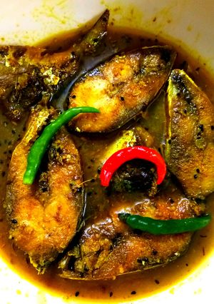কালোজিরা কাঁচা লঙ্কা  ইলিশের ঝোল রেসিপির প্রধান ছবি