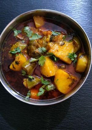 રીંગણ બટેટા નું શાક(Ringna Potato Shak Recipe in Gujarati) રેસીપી મુખ્ય ફોટો