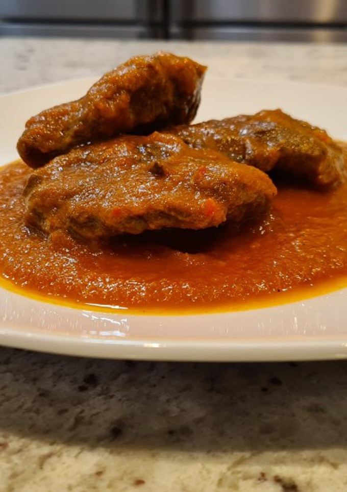 Una foto de Carrilleras ibéricas con tomate