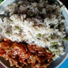 A picture of Rice minji served with yummy beef.