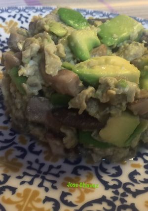 Foto principal de Revuelto de champiñones y aguacate