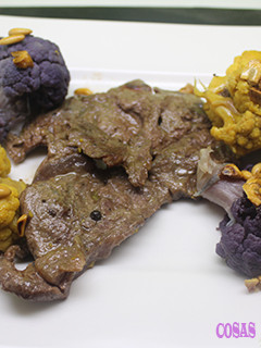 Una foto de Filete de ternera con coliflor de colores