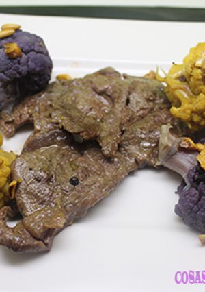 Una foto de Filete de ternera con coliflor de colores