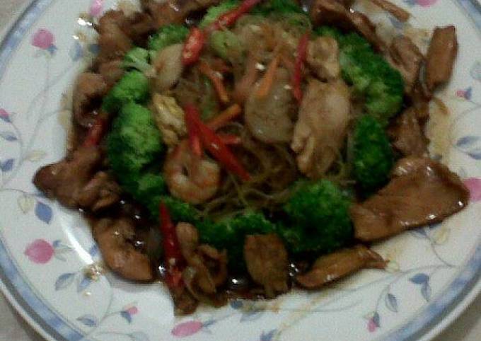 bihun goreng seafood superior with chicken teriyaki