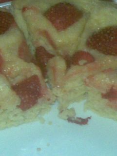 Foto resep Salt-Kissed Strawberry Cake