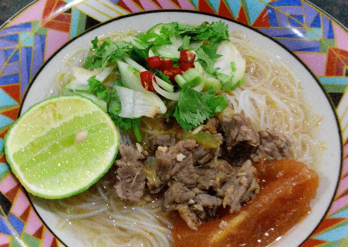 Vietnamese Spicy Beef Rice Vermicelli (Bun Bo Hue)