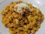Elbow Macaroni Pasta with Chicken Bolognese Sauce