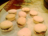 Pink Macarons dengan Filing Dark Chocolate