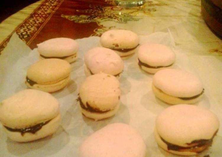 Langkah Mudah untuk Menyiapkan Pink Macarons dengan Filing Dark Chocolate yang Lezat