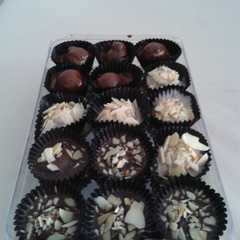 A picture of Bola bola cracker coklat.