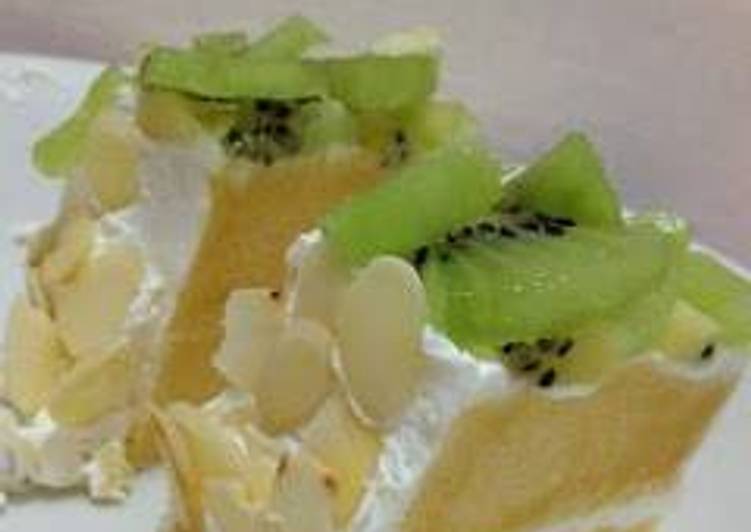 Lemon chiffon cake with almond and kiwi