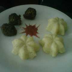 A picture of Healthy Meatball with tomato sauce and Mashed Potato.