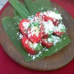 A picture of Kue Kacamata.