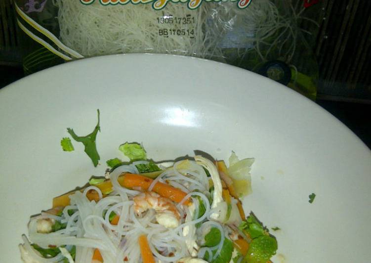 Resep Salad Bihun Superior dengan Udang dan Ayam Rebus Enak Banget