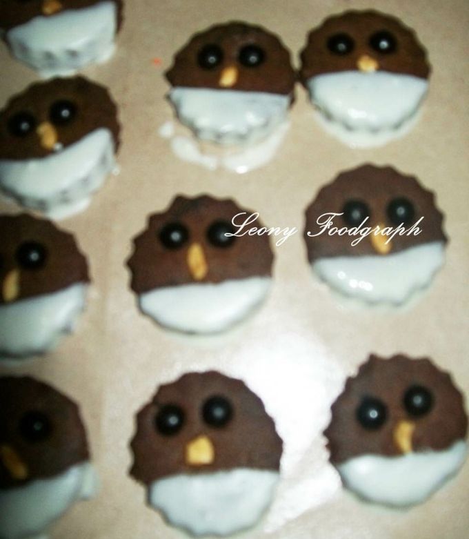 Tarjima bilan XXX film onlayn Ular mushukchaga katta narsalarni yopishtiradilar